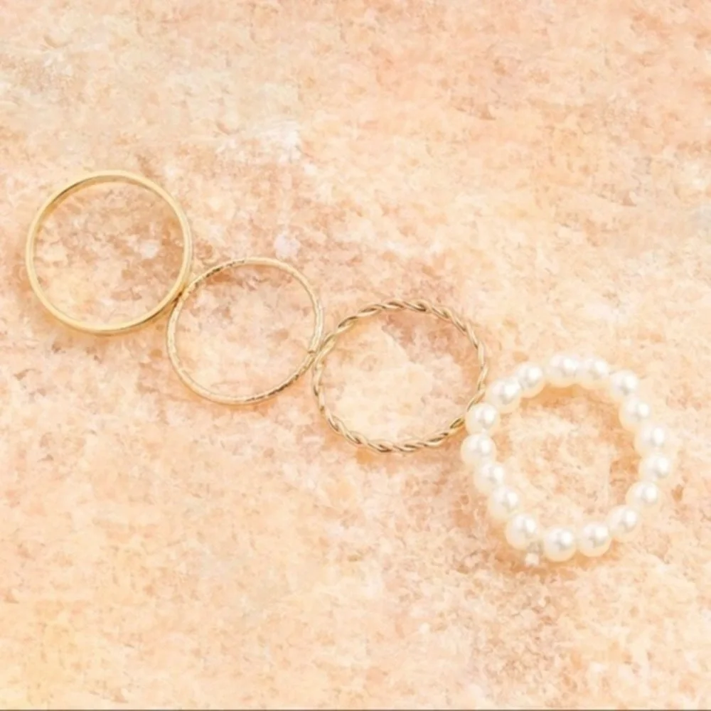 3/$30 💛 Dainty Ring Set